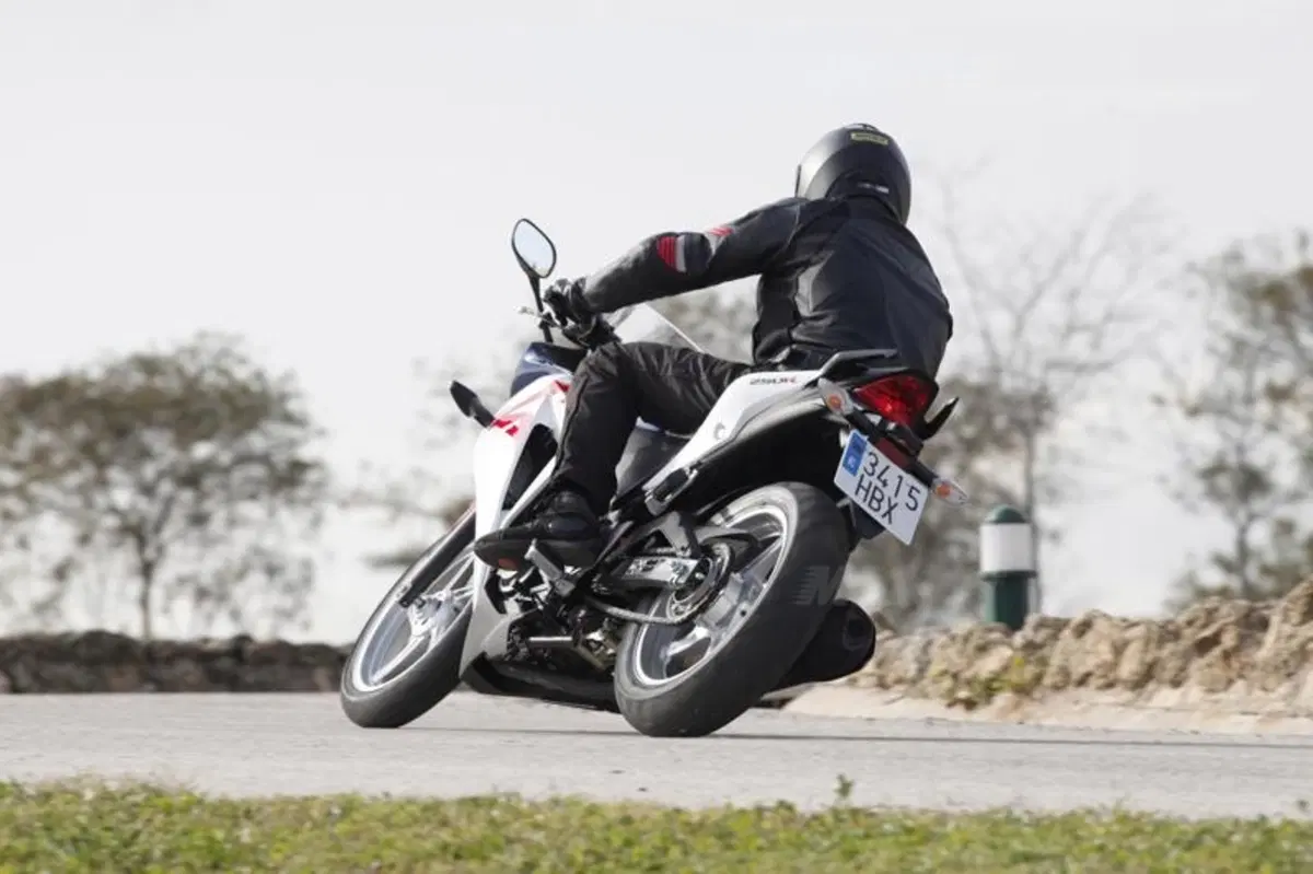 Honda CBR125R – CBR250R   (15)