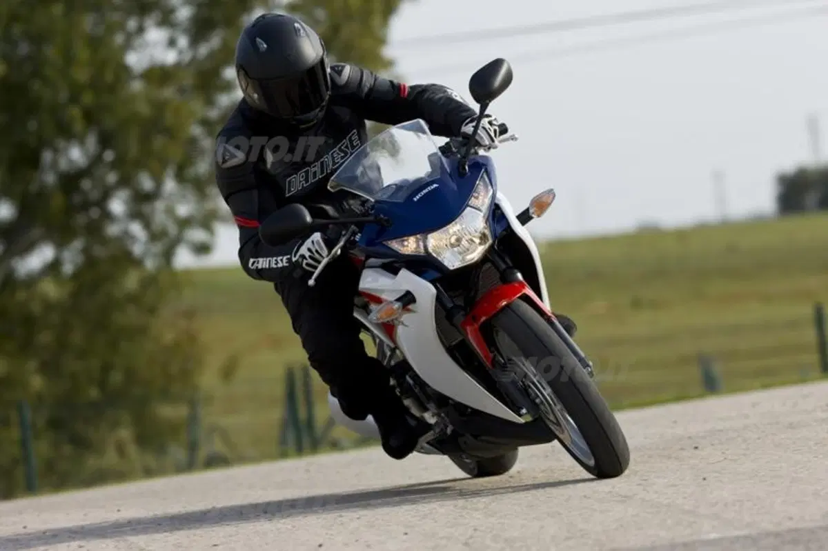 Honda CBR125R – CBR250R   (16)
