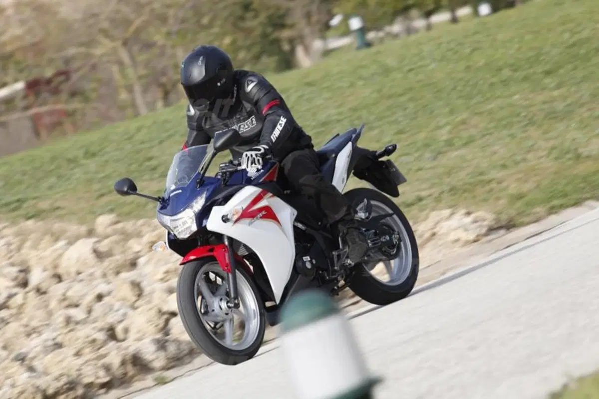 Honda CBR125R – CBR250R   (17)