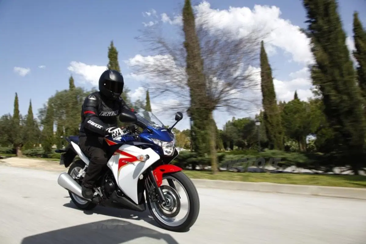 Honda CBR125R – CBR250R   (20)