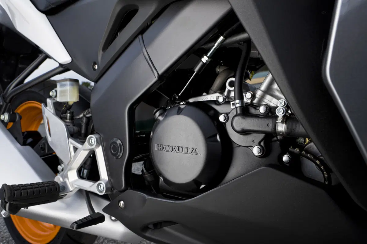 Honda CBR125R – CBR250R   (23)