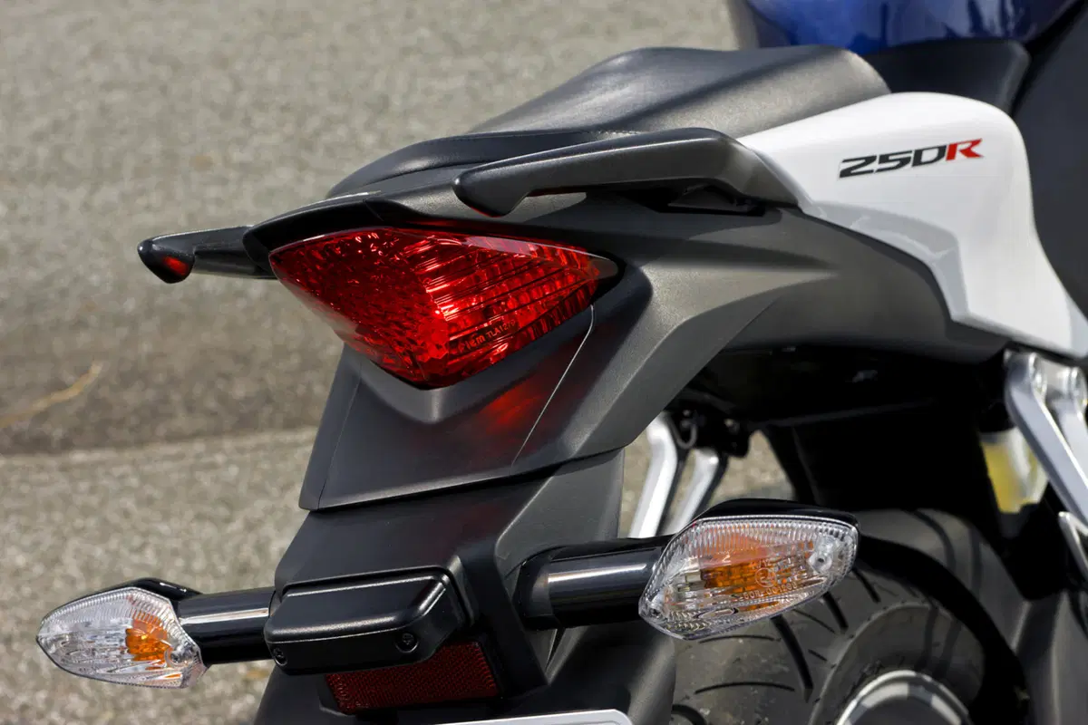 Honda CBR125R – CBR250R   (45)