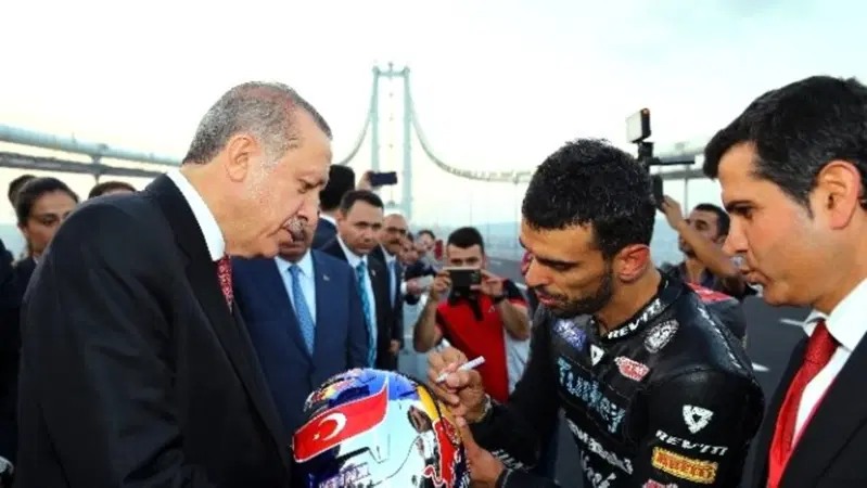 Erdogan e Sofuoglu all'inaugirazione, con record, del ponte Osman Gazi