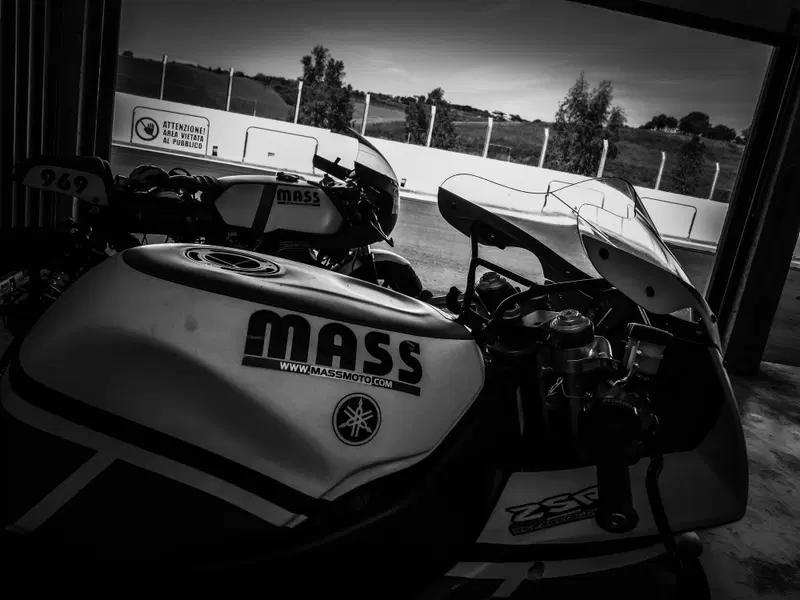 la Yamaha YZF 750R e la Moto Guzzi Le Mans pronte per scendere in pista a Racalmuto