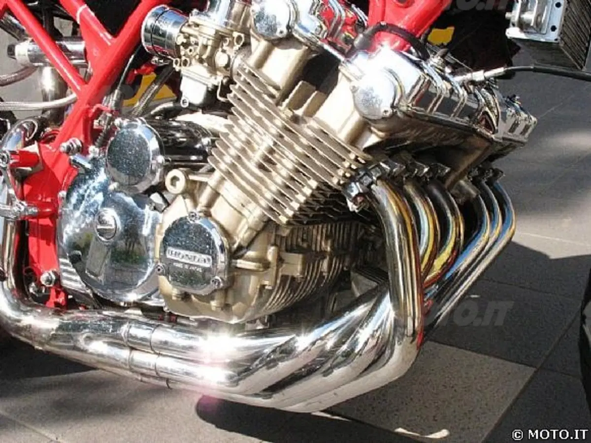 Le Strane di Moto.it: Honda CBX 6 cilindri