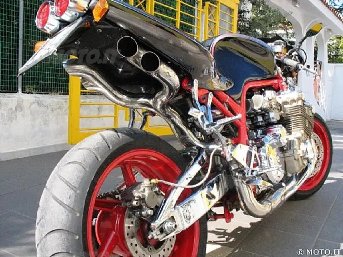 Le Strane di Moto.it: Honda CBX 6 cilindri (4)