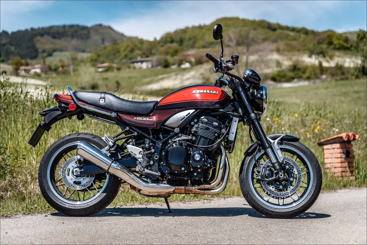 Le replicanti: Kawasaki Z900RS vs Suzuki Katana 1000 vs Triumph Speed Twin