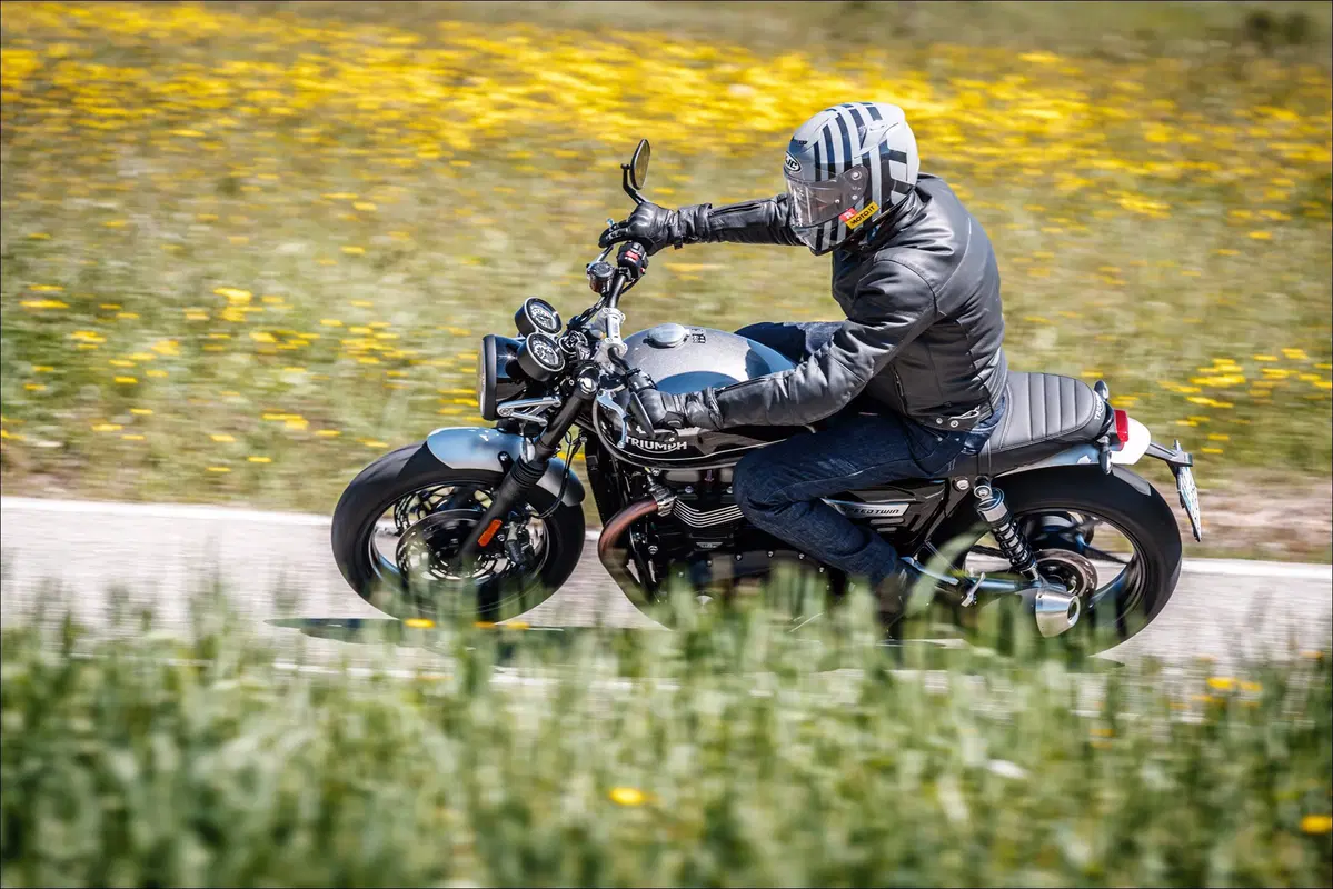 Le replicanti: Kawasaki Z900RS vs Suzuki Katana 1000 vs Triumph Speed Twin (4)