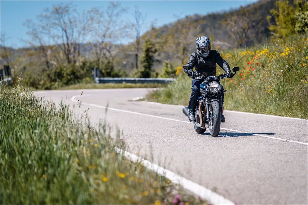 Le replicanti: Kawasaki Z900RS vs Suzuki Katana 1000 vs Triumph Speed Twin (9)