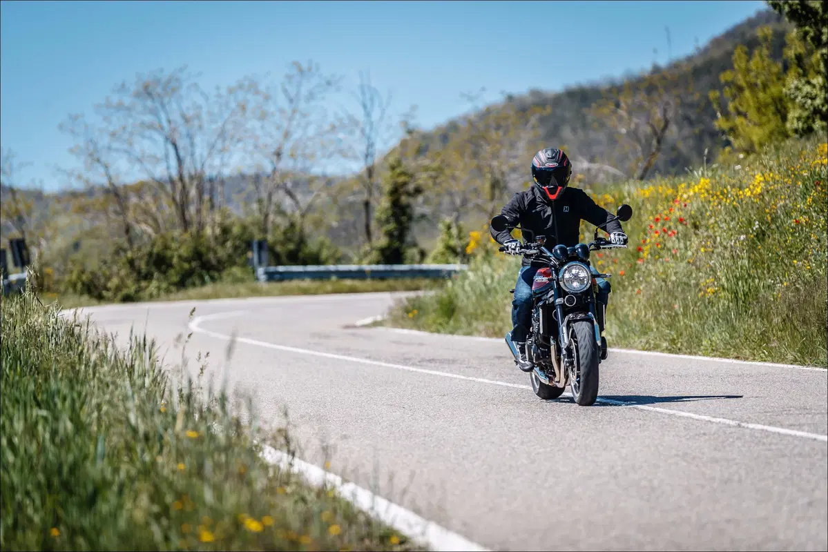 Le replicanti: Kawasaki Z900RS vs Suzuki Katana 1000 vs Triumph Speed Twin (11)