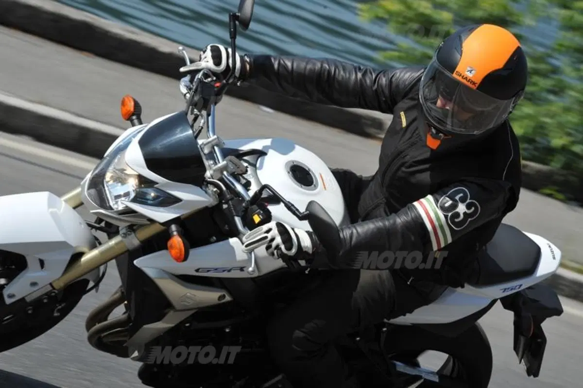 Test caschi. Shark Vision-R (8)