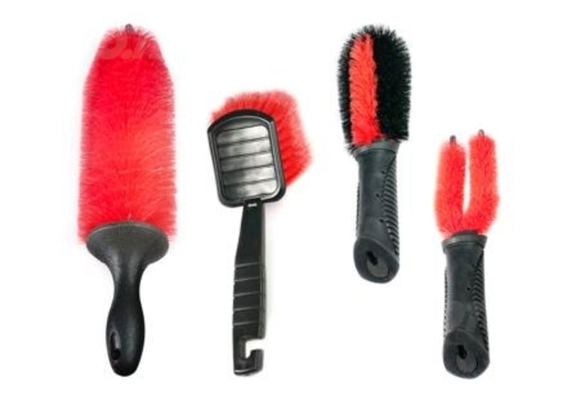 Brush e Scrub: spazzole Oxford per la pulizia della moto