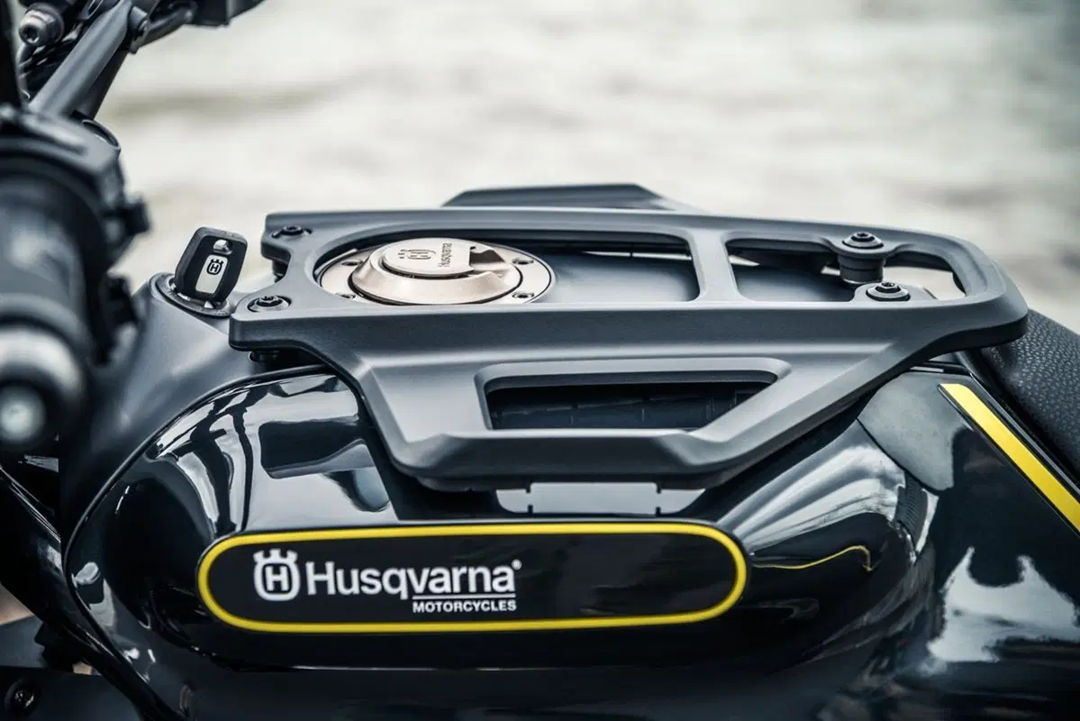 Unboxing della Husqvarna Svartpilen 401 (2)