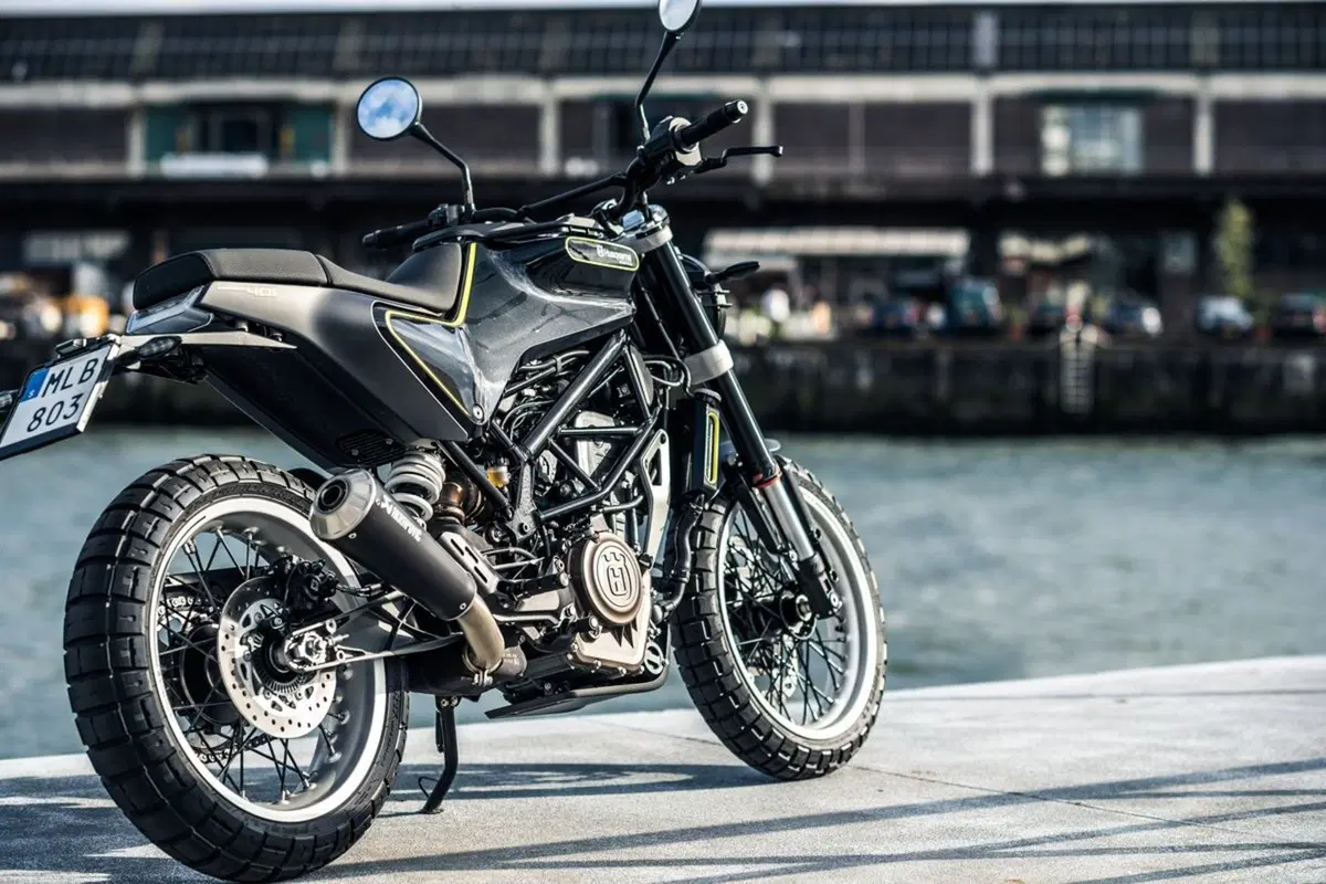 Unboxing della Husqvarna Svartpilen 401