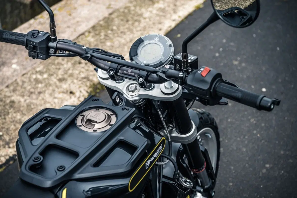 Unboxing della Husqvarna Svartpilen 401 (7)