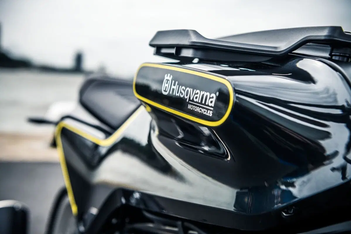 Unboxing della Husqvarna Svartpilen 401 (9)