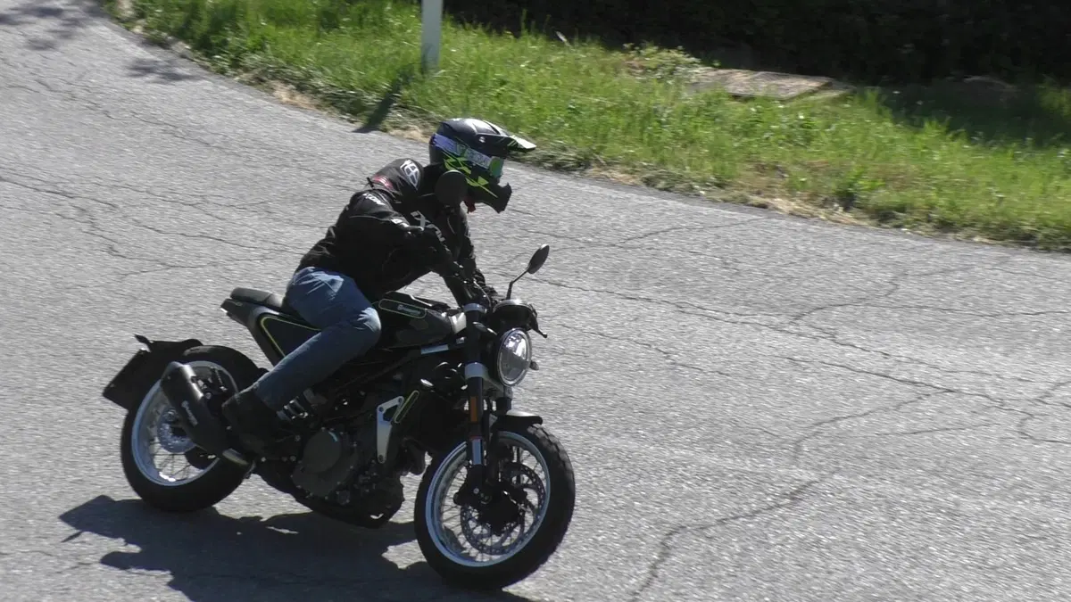 Unboxing della Husqvarna Svartpilen 401 (10)