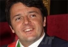 Renzi raccoglie firme per l'ergastolo della patente