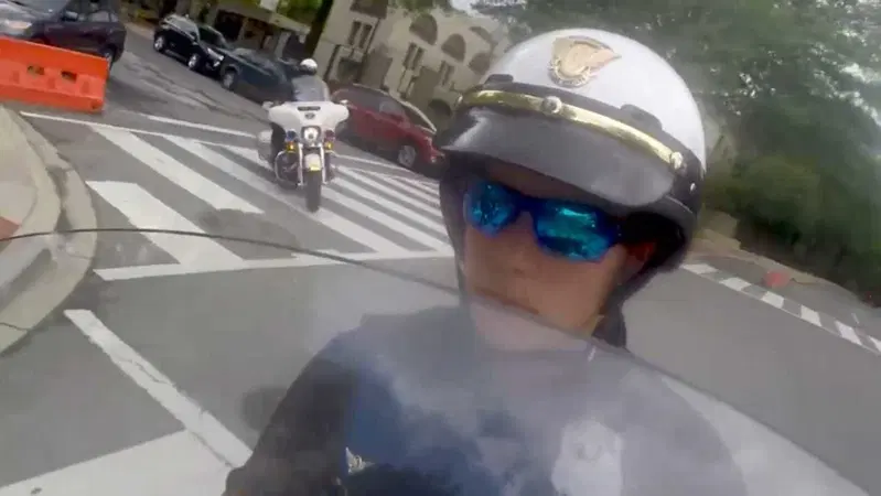 Lauren, la prima motociclista dei Servizi Segreti di Trump