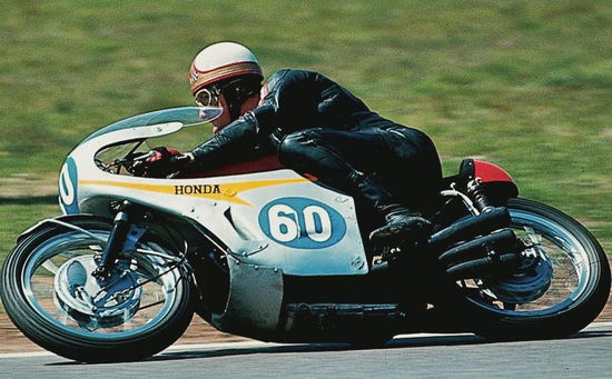 Il grande Mike Hailwood sulla mitica 6 cilindri 250, prodigio Honda che alla fine del 1967 cesserà di correre, assieme alla gemella da 267 cc che gareggiava nella classe 350