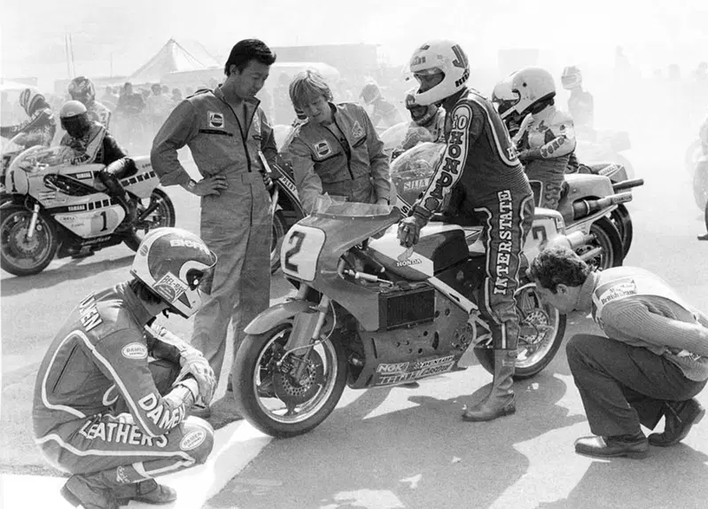Nel 1979 Honda ritorna nei GP con l'ambiziosa quanto difficile NR V4 a pistoni ovali, qui al disastroso debutto di Silverstone con Grant e Katayama