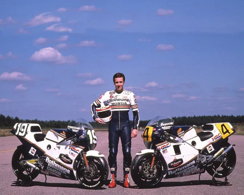 Freddie Spencer riesce a vincere il mondiale in due classi: 250 e 500. Un'impresa storica, mai pi&ugrave; verificatasi