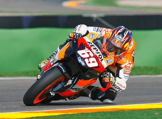 Sempre con la 5 cilindri 990, Nicky Hayden conquista l'iride nel 2006