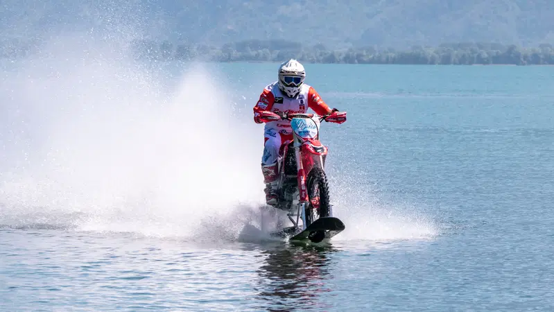 Luca Colombo in moto sull'acqua conquista il record di velocit&agrave;