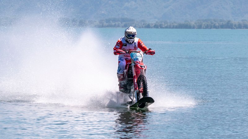 Luca Colombo in moto sull&#039;acqua conquista il record di velocit&agrave;