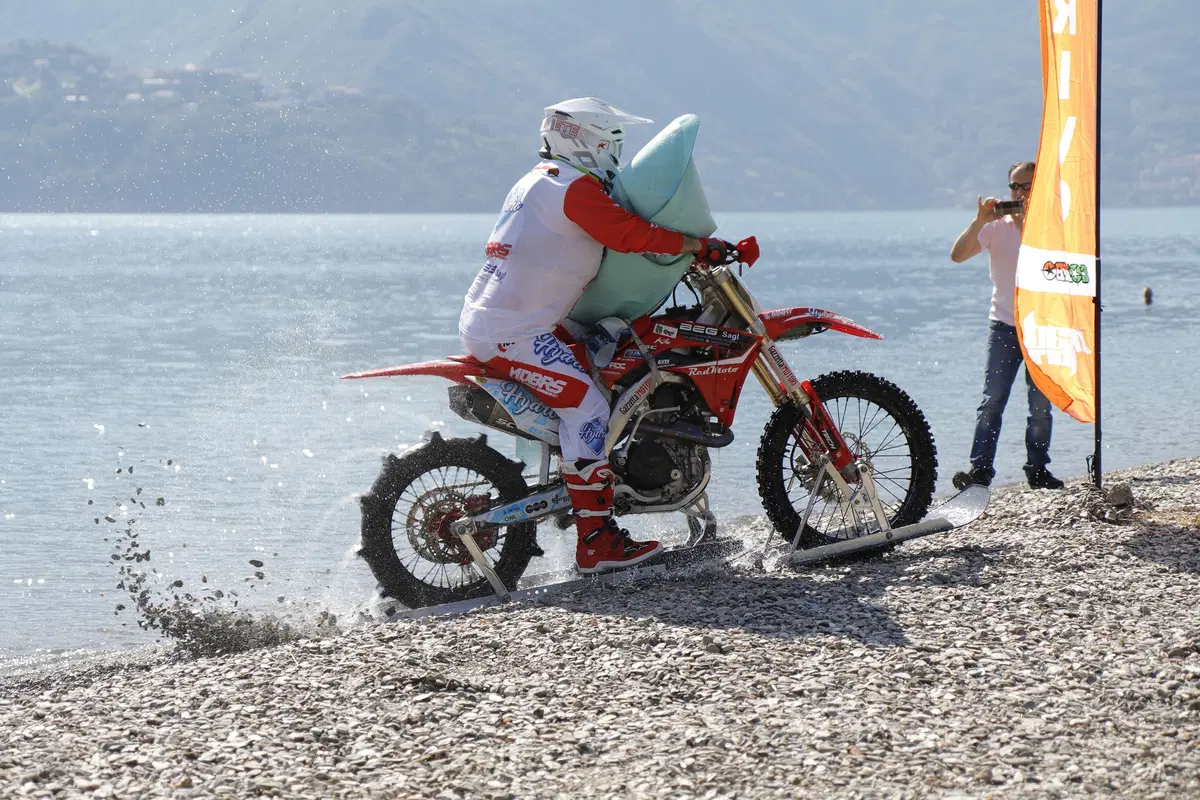 Luca Colombo in moto sull'acqua conquista il record di velocità (2)