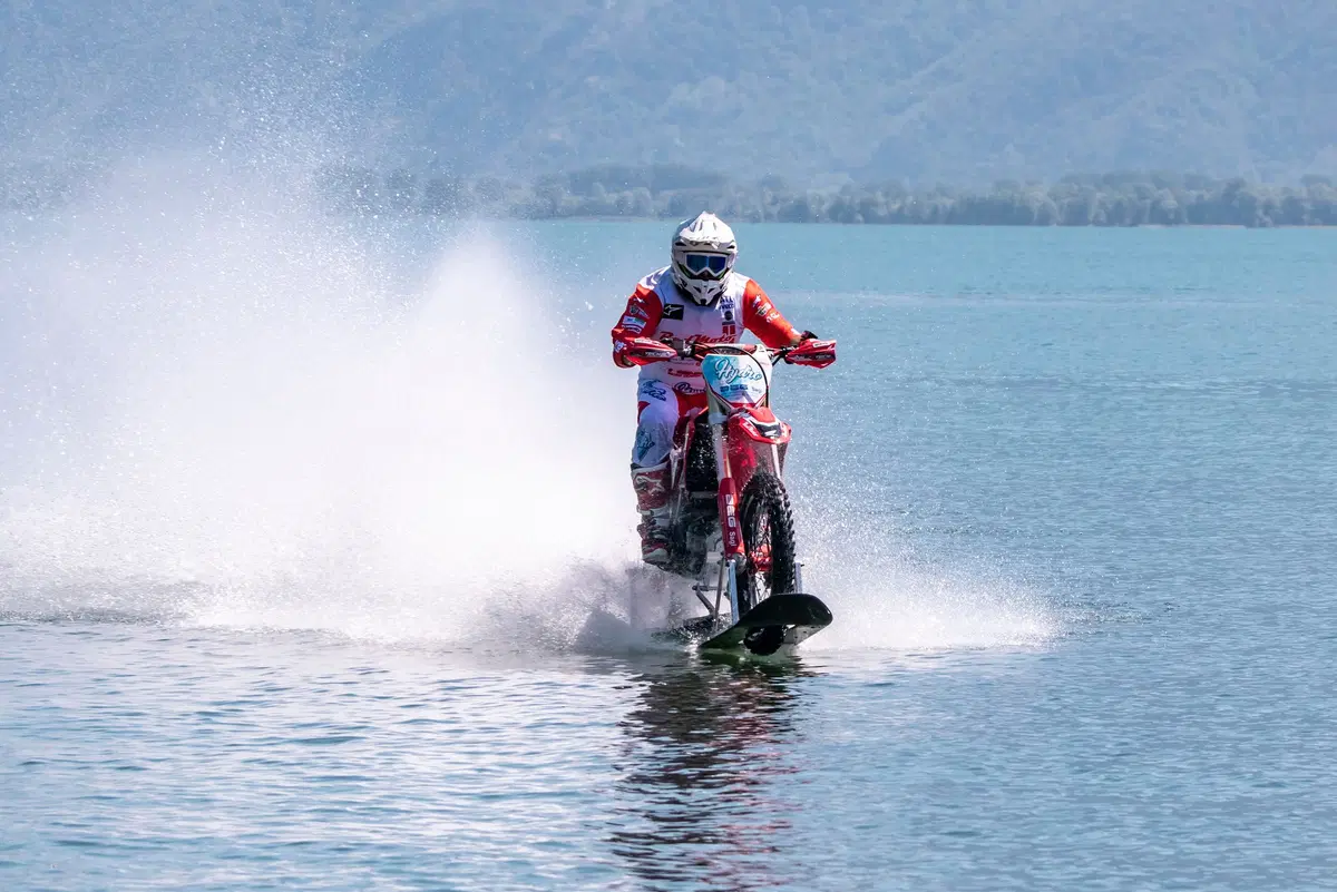Luca Colombo in moto sull'acqua conquista il record di velocità (3)