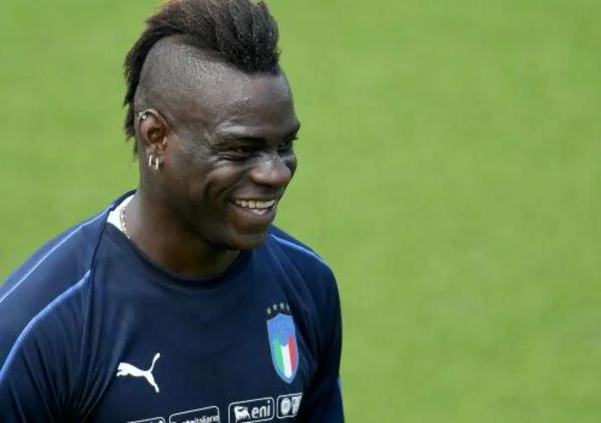 Balotelli: 2000 euro se salti in mare con il motorino