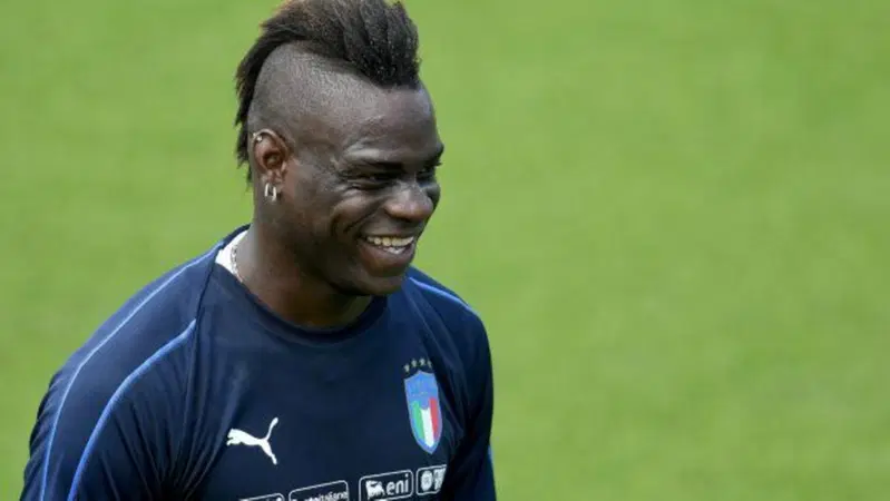 Balotelli: 2000 euro se salti in mare con il motorino