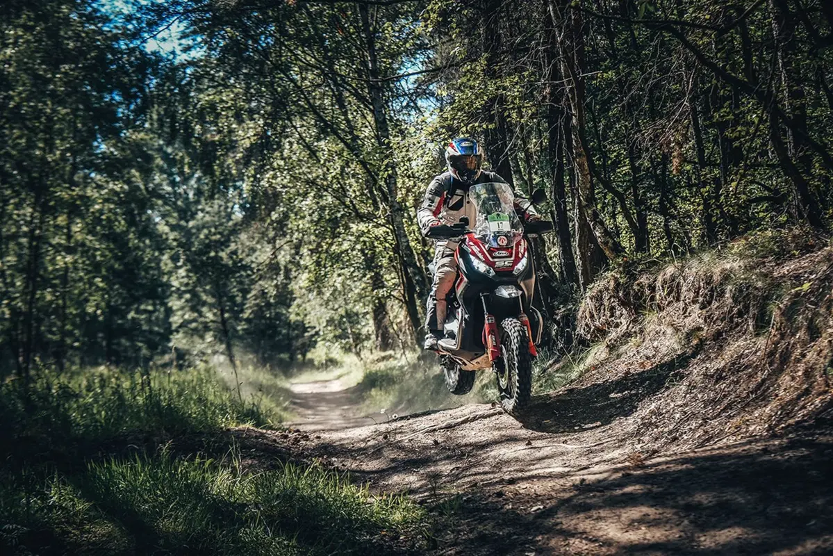 Zocchi (Honda X-ADV 750) ha vinto la Gibraltar Race (8)