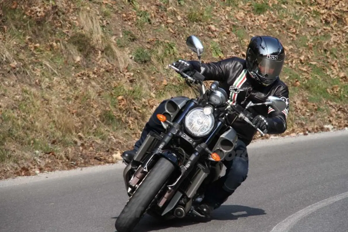 Yamaha VMax   (3)