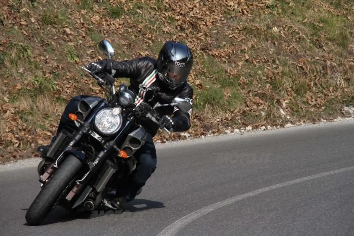 Yamaha VMax   (8)