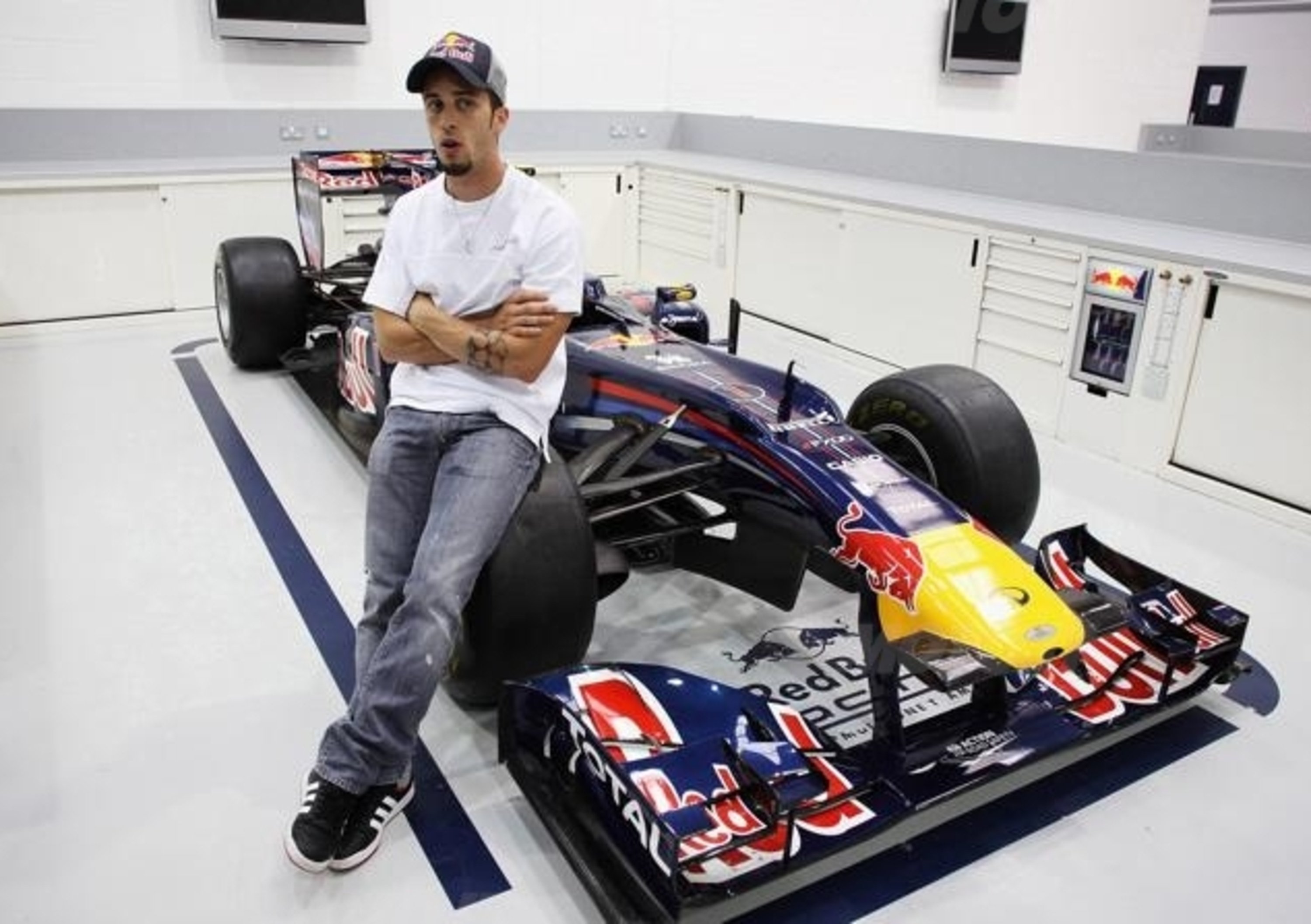 I piloti Repsol Honda visitano la sede del Red Bull Racing F1
