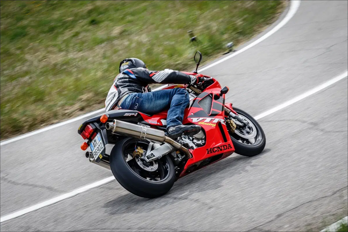 Honda VTR 1000 SP1: TEST YoungTimer: nata per battere la Ducati