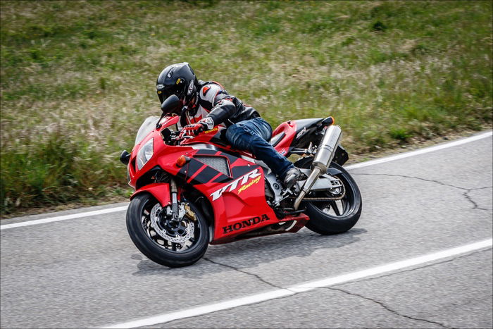 La SP1 è poco maneggevole nel misto, ma vanta un rigore incredibile alle alte velocità