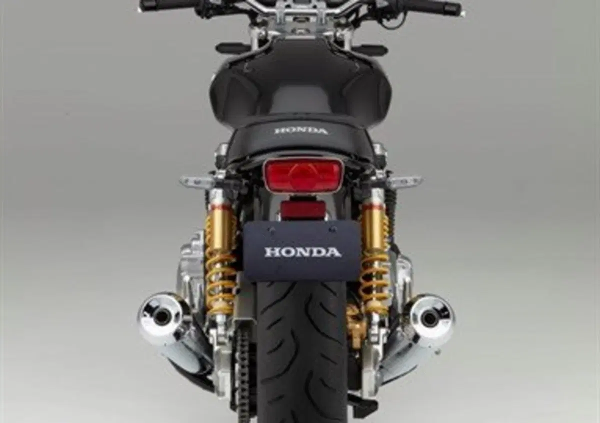 Honda, brevetto di una quattro cilindri raffreddata ad aria: futura CB1100? (9)