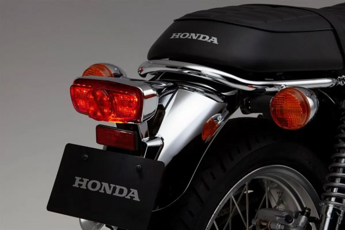 Honda, brevetto di una quattro cilindri raffreddata ad aria: futura CB1100? (15)