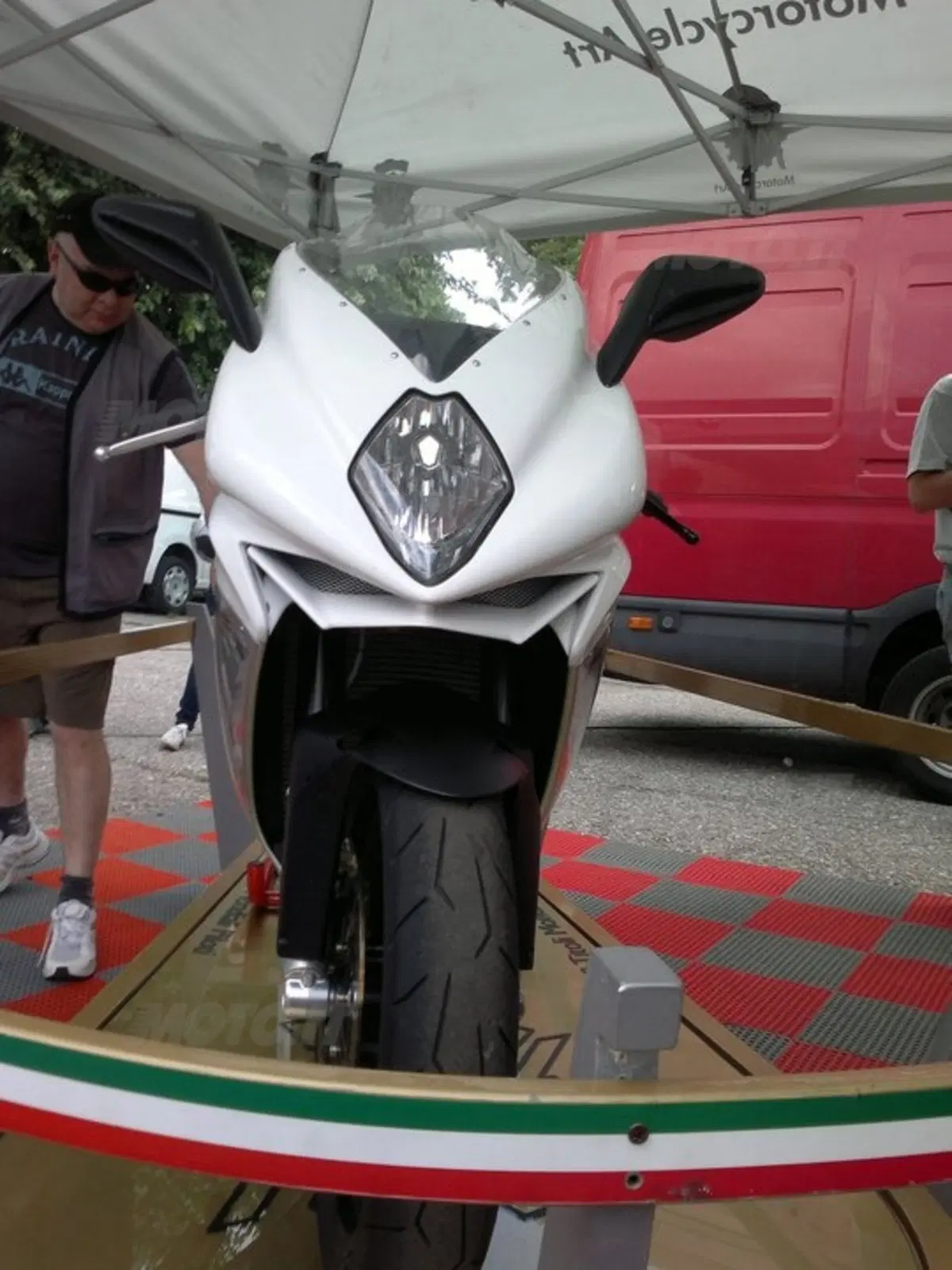 MV Agusta F3, il sound e le prime immagini in azione! (2)