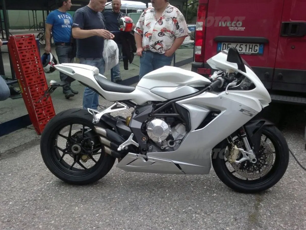 MV Agusta F3, il sound e le prime immagini in azione! (3)