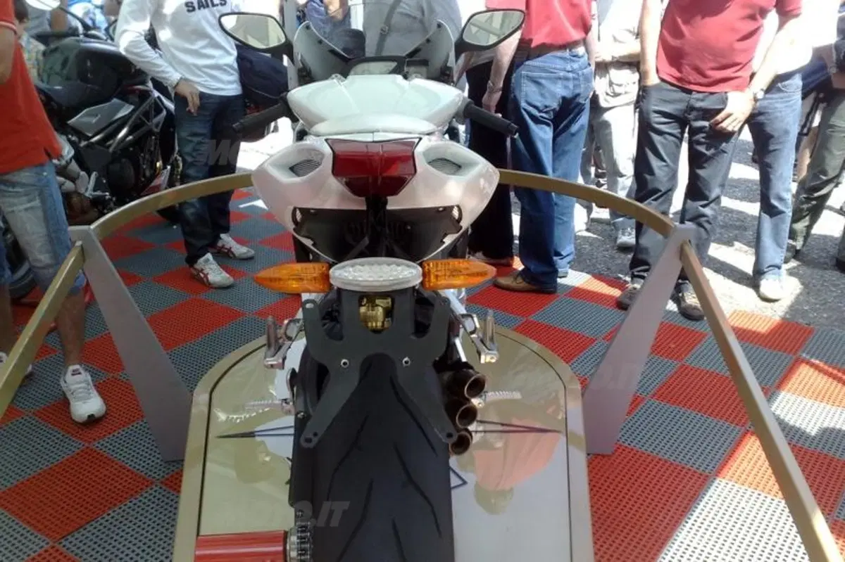 MV Agusta F3, il sound e le prime immagini in azione! (4)