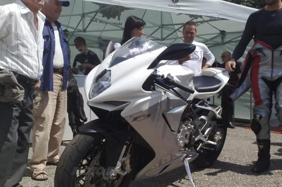 MV Agusta F3, il sound e le prime immagini in azione! (7)