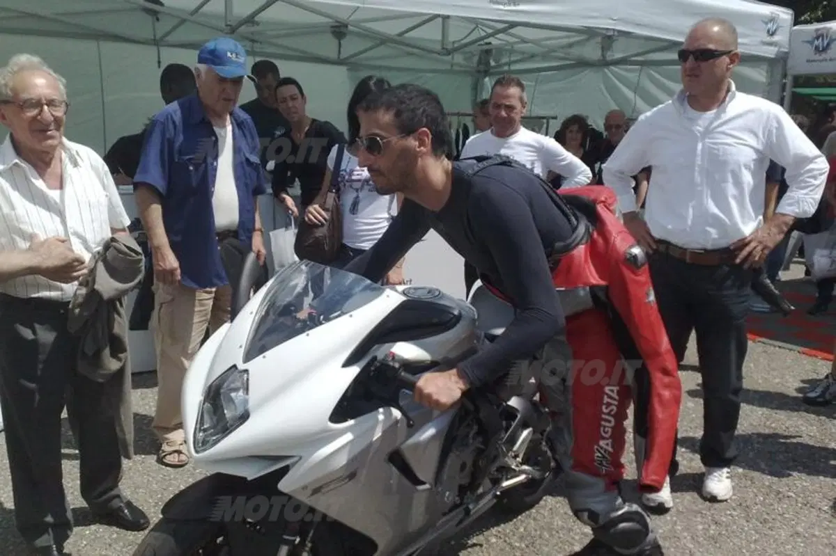 MV Agusta F3, il sound e le prime immagini in azione! (8)
