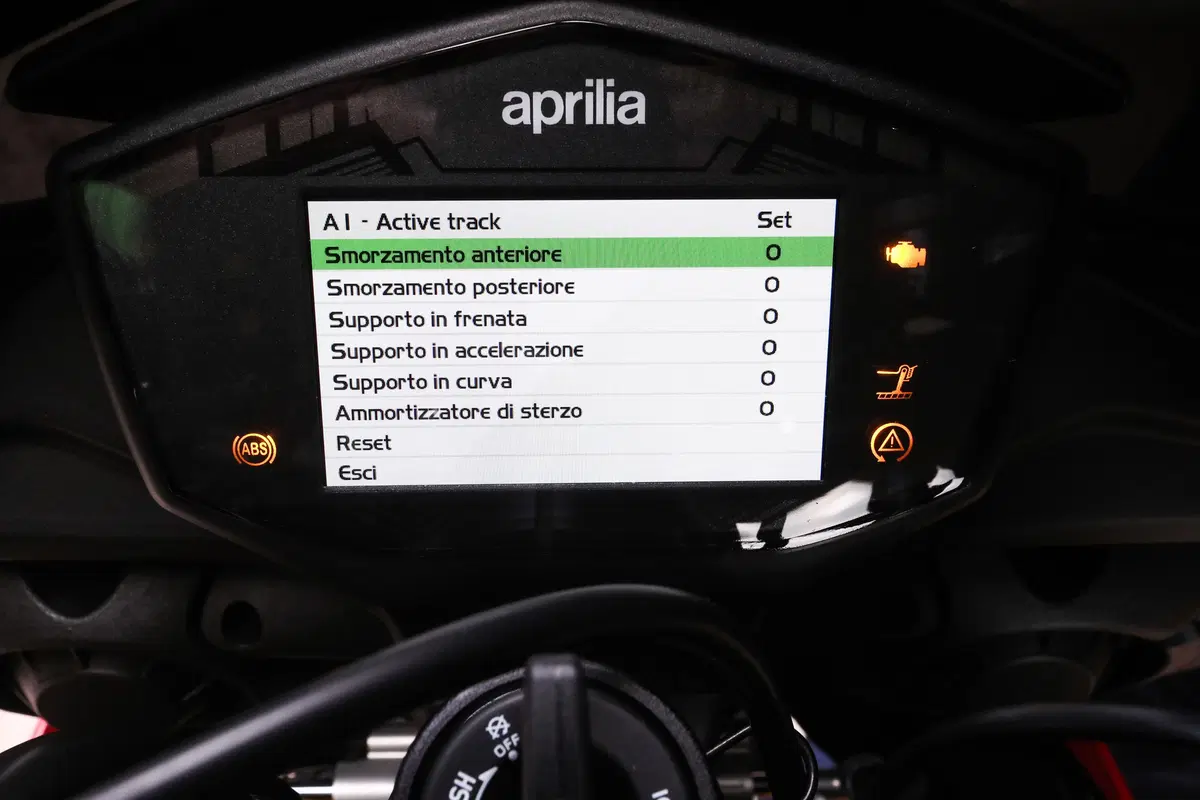 Aprilia Tuono V4 1100 Factory 2019. Naked o supersportiva? (5)