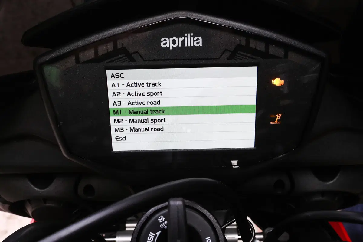 Aprilia Tuono V4 1100 Factory 2019. Naked o supersportiva? (6)
