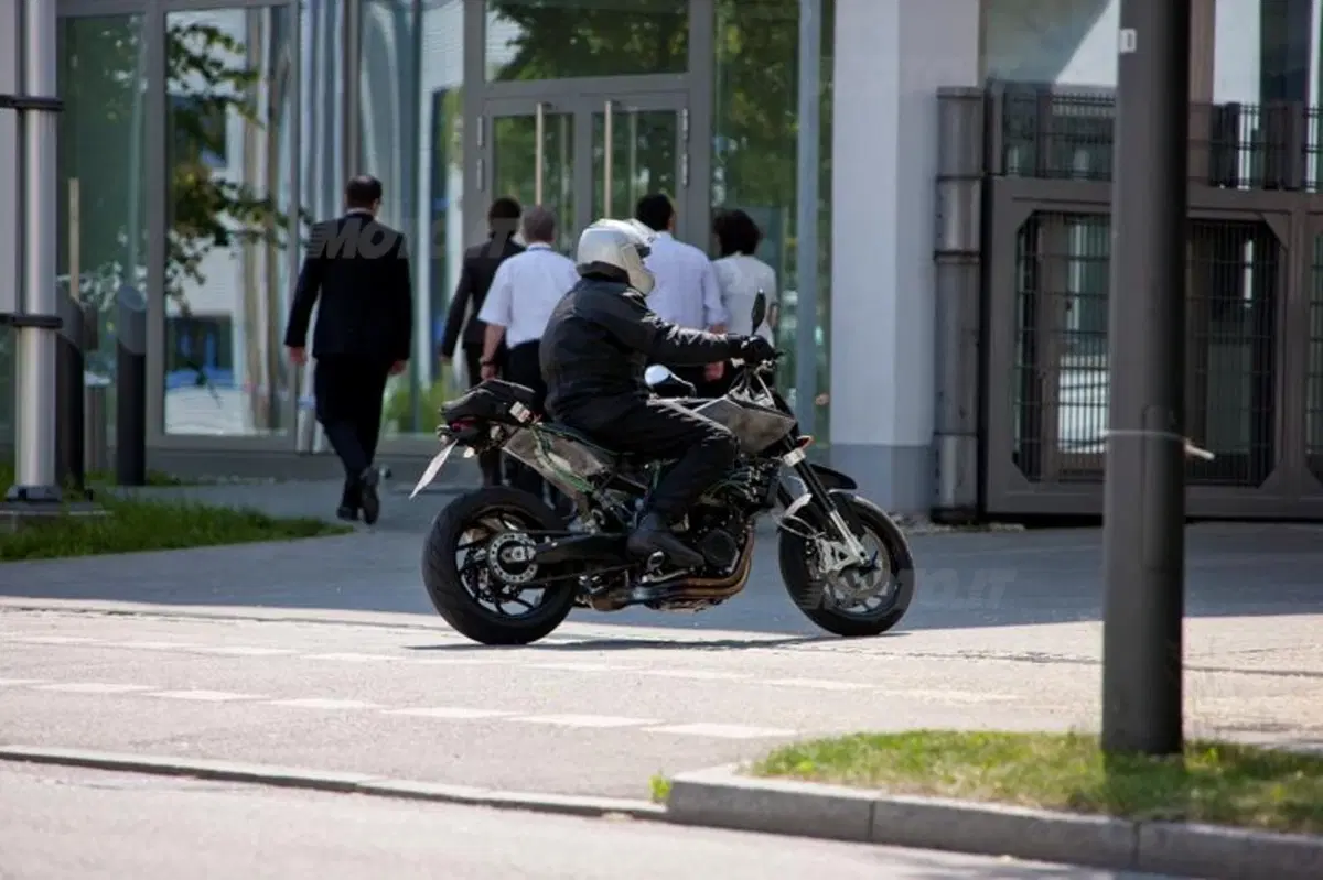Husqvarna 900. Le prime immagini! (3)