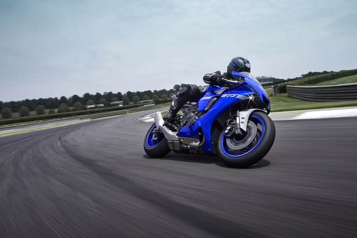 Yamaha YZF-R1 e YZF-R1M 2020. Più affilata, raffinata e bella (3)